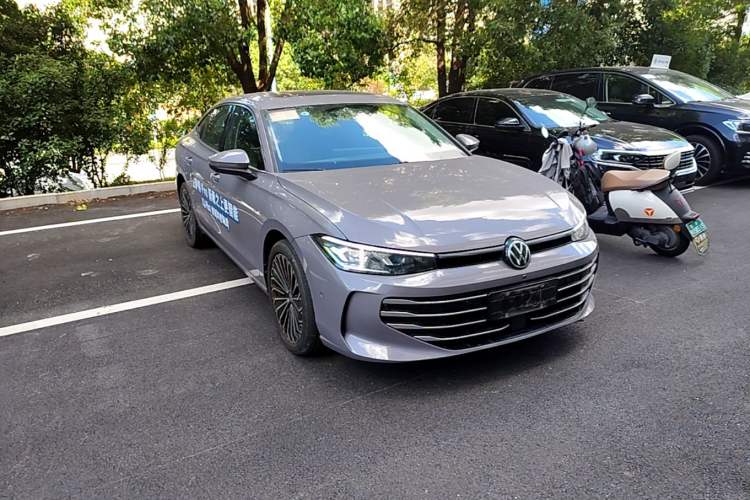 Used Volkswagen Passat 2025 Pro 380TSI Dragon Supreme Edition Front Right 45 Deg
