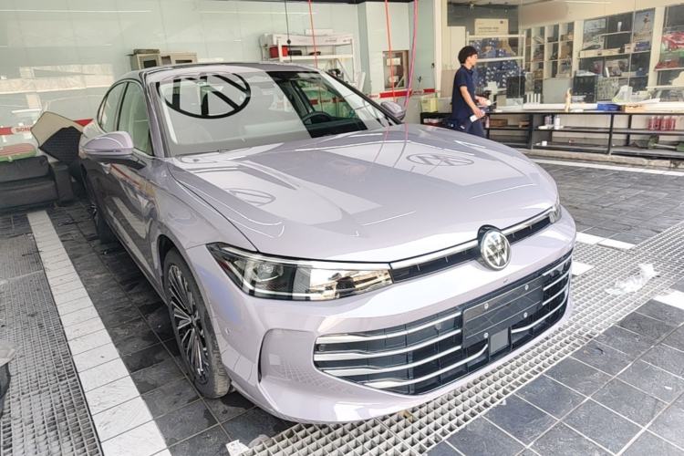 Used Volkswagen Passat 2025 Pro 380TSI Dragon Supreme Edition Front Right 45 Deg