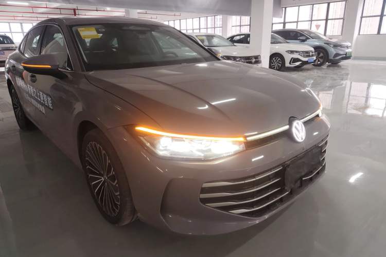 Used Volkswagen Passat 2025 Pro 380TSI Dragon Supreme Edition Front Right 45 Deg