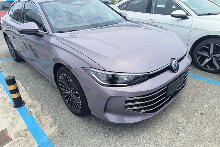 Used Volkswagen Passat 2025 Pro 380TSI Dragon Supreme Edition Front Right 45 Deg
