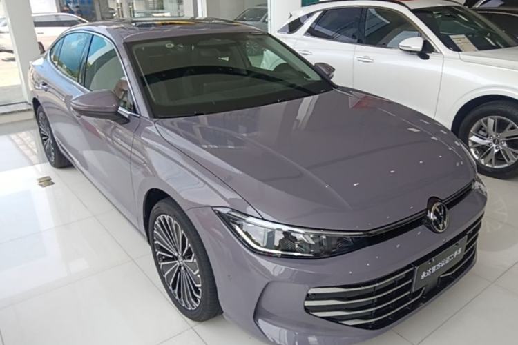 Used Volkswagen Passat 2025 Pro 380TSI Dragon Supreme Edition Front Right 45 Deg