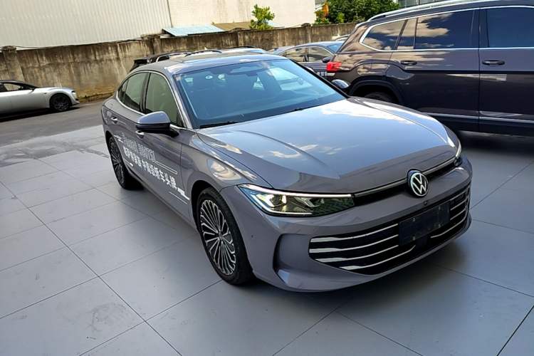 Used Volkswagen Passat 2025 Pro 380TSI Dragon Supreme Edition Front Right 45 Deg