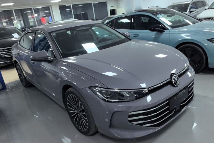 Used Volkswagen Passat 2025 Pro 380TSI Dragon Supreme Edition Front Right 45 Deg