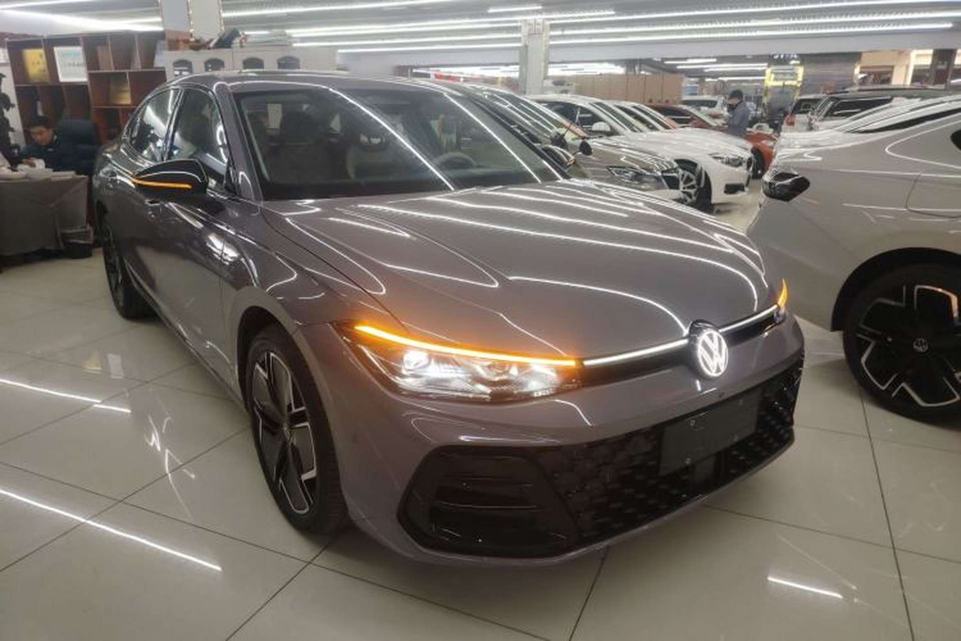 Used Volkswagen Passat 2025 Pro 380TSI Starry Dragon Luxury Edition Front Right 45 Deg