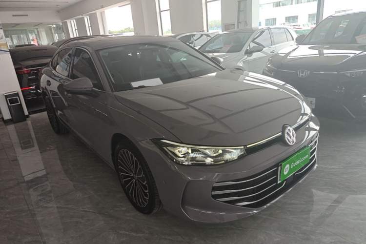 Used Volkswagen Passat 2025 Pro 380TSI Dragon Supreme Edition Front Right 45 Deg