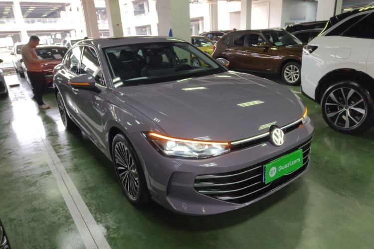 Used Volkswagen Passat 2025 Pro 380TSI Dragon Supreme Edition Front Right 45 Deg