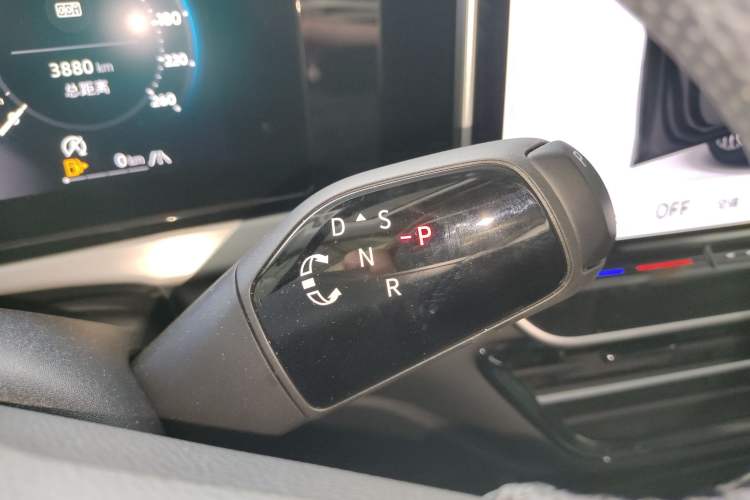 Used Volkswagen Passat 2025 Pro 380TSI Dragon Supreme Edition Gear Lever