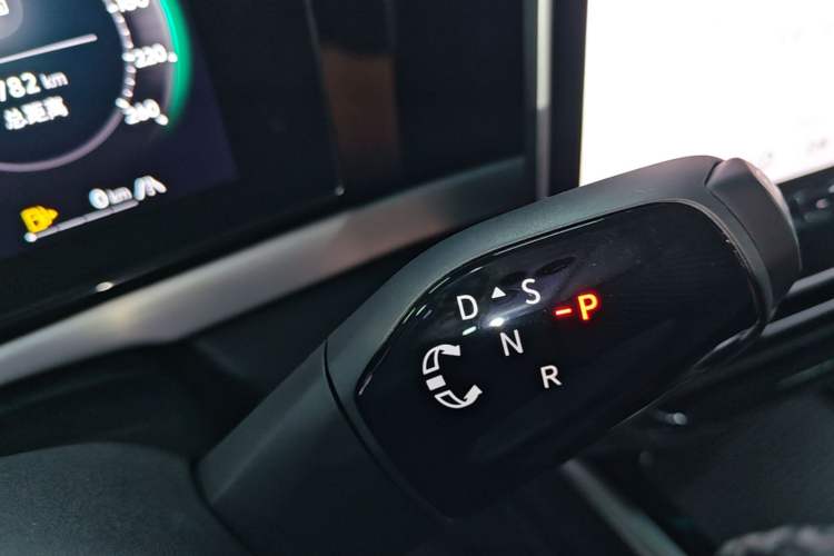 Used Volkswagen Passat 2025 Pro 380TSI Dragon Supreme Edition Gear Lever