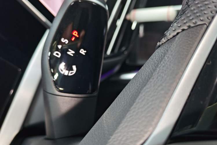Used Volkswagen Passat 2025 Pro 380TSI Dragon Supreme Edition Gear Lever