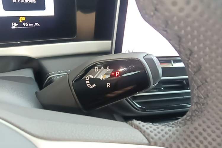Used Volkswagen Passat 2025 Pro 380TSI Dragon Supreme Edition Gear Lever