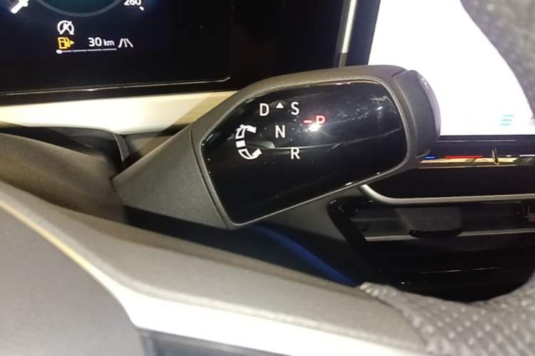 Used Volkswagen Passat 2025 Pro 380TSI Dragon Supreme Edition Gear Lever