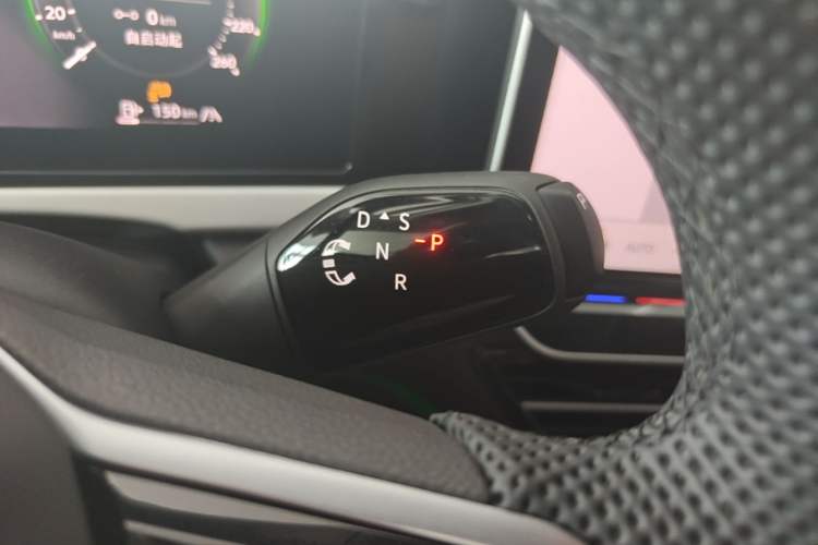 Used Volkswagen Passat 2025 Pro 380TSI Dragon Supreme Edition Gear Lever
