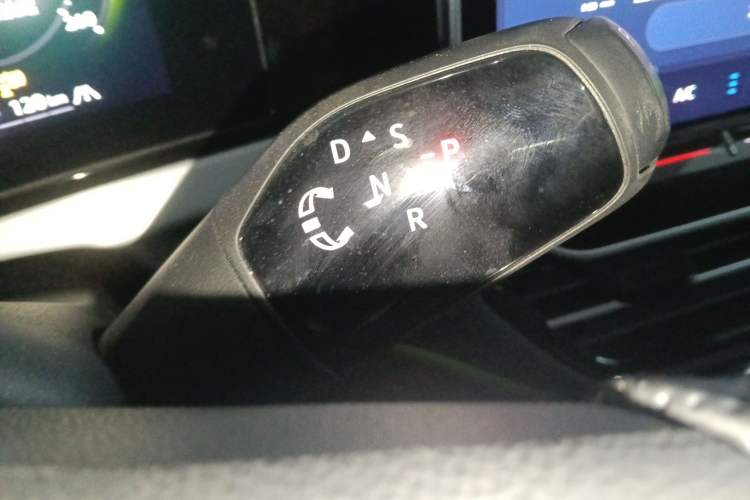 Used Volkswagen Passat 2025 Pro 380TSI Dragon Supreme Edition Gear Lever