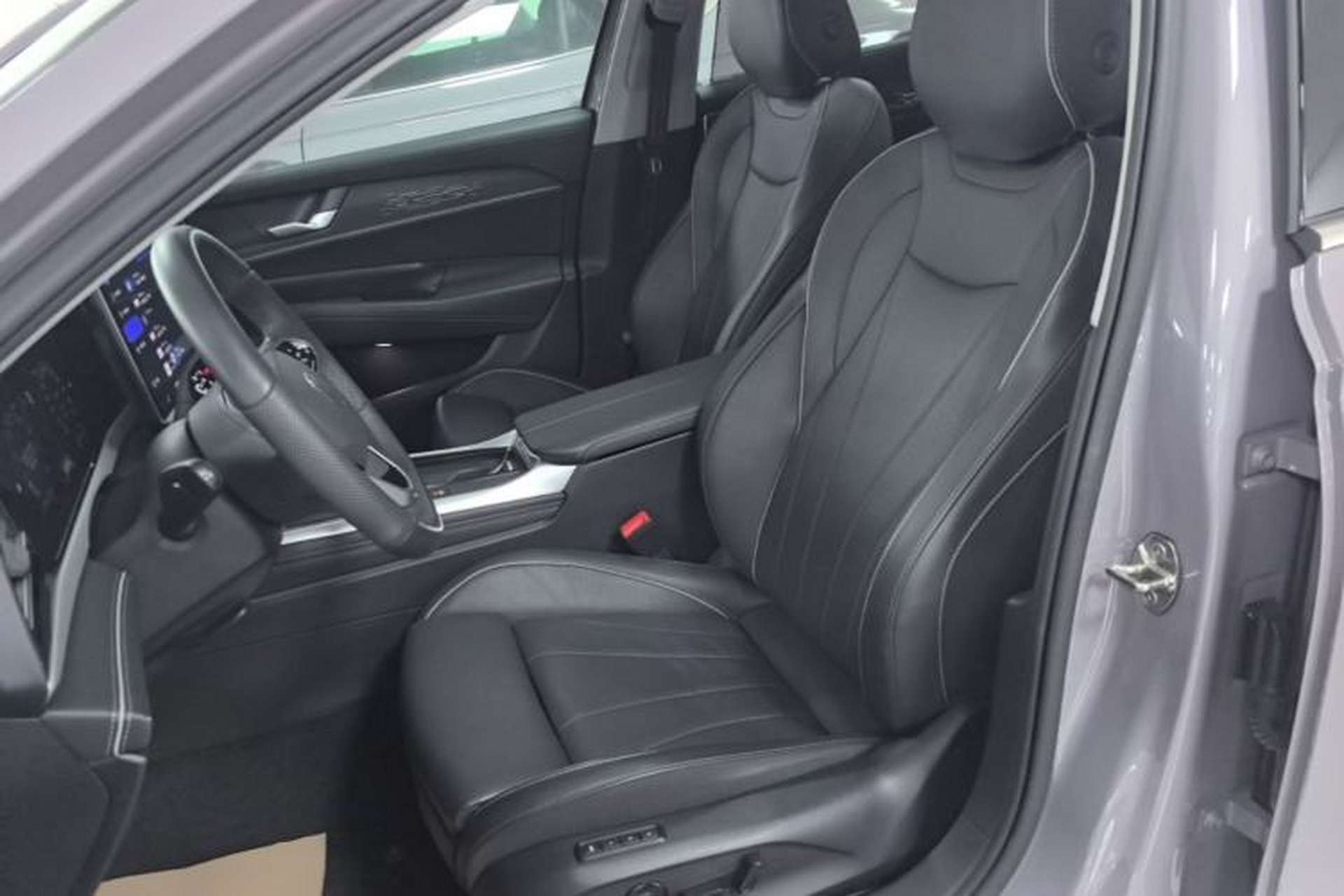 Used Volkswagen Passat 2025 Pro 380TSI Dragon Supreme Edition Left Front Seat