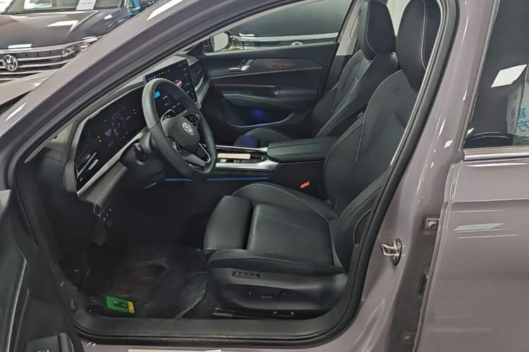 Used Volkswagen Passat 2025 Pro 380TSI Dragon Supreme Edition Left Front Seat