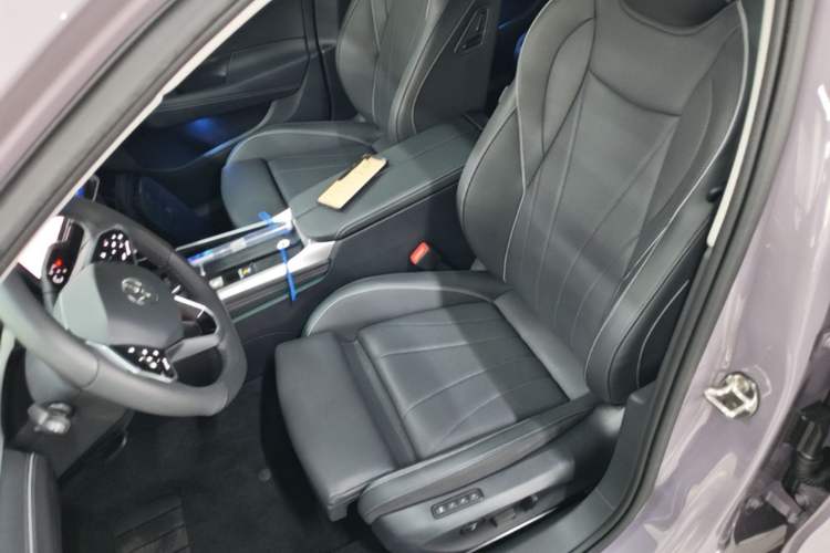 Used Volkswagen Passat 2025 Pro 380TSI Dragon Supreme Edition Left Front Seat