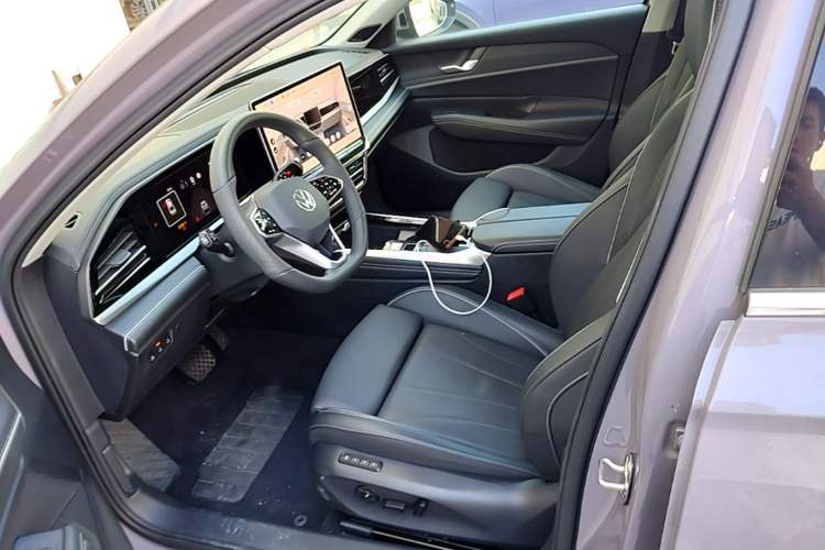 Used Volkswagen Passat 2025 Pro 380TSI Dragon Supreme Edition Left Front Seat
