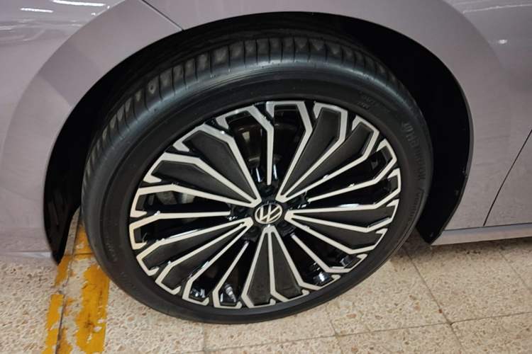 Used Volkswagen Passat 2025 Pro 380TSI Dragon Supreme Edition Left Front Wheel Hub