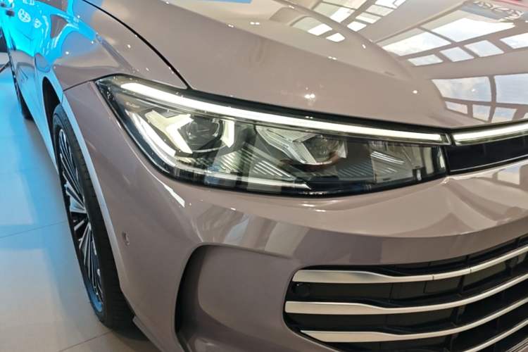 Used Volkswagen Passat 2025 Pro 380TSI Dragon Supreme Edition Right Front Headlight