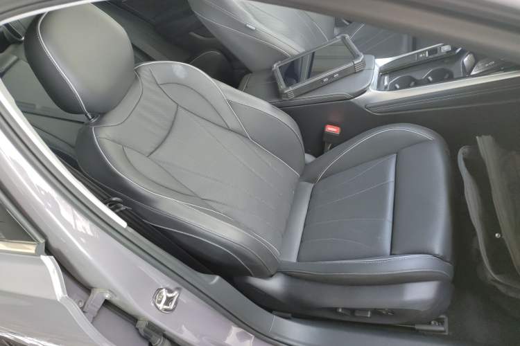 Used Volkswagen Passat 2025 Pro 380TSI Dragon Supreme Edition Right Front Seat