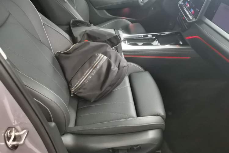 Used Volkswagen Passat 2025 Pro 380TSI Dragon Supreme Edition Right Front Seat