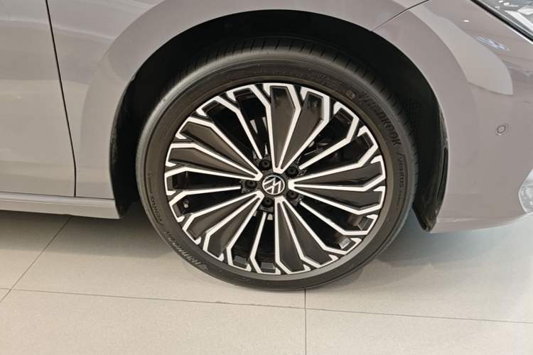 Used Volkswagen Passat 2025 Pro 380TSI Dragon Supreme Edition Right Front Wheel Hub