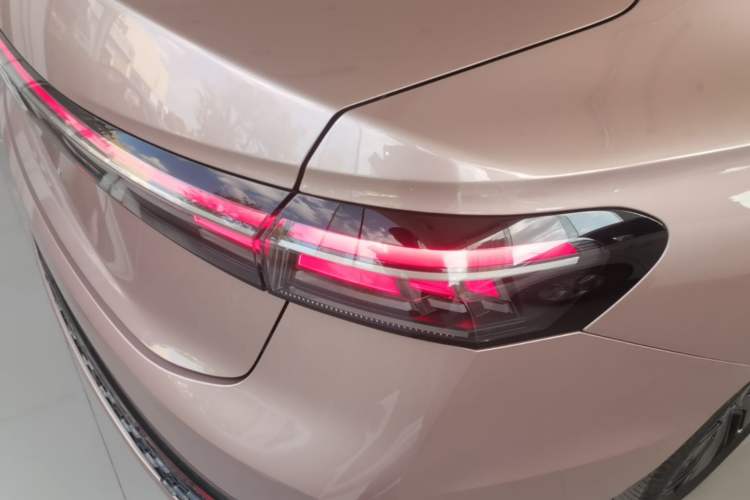 Used Volkswagen Passat 2025 Pro 380TSI Starry Dragon Luxury Edition Right Rear Taillight