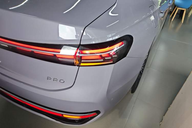 Used Volkswagen Passat 2025 Pro 380TSI Dragon Supreme Edition Right Rear Taillight