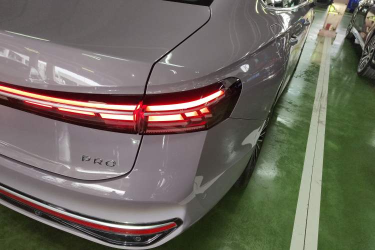 Used Volkswagen Passat 2025 Pro 380TSI Dragon Supreme Edition Right Rear Taillight