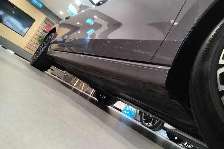 Used Volkswagen Passat 2025 Pro 380TSI Dragon Supreme Edition Right Side Sill