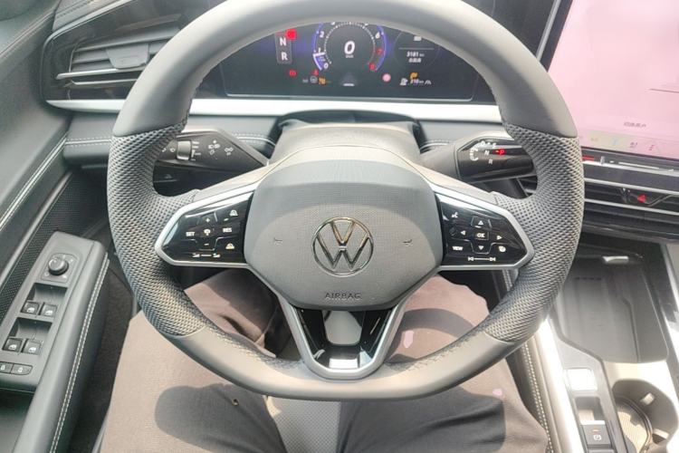 Used Volkswagen Passat 2025 Pro 380TSI Dragon Supreme Edition Steering Wheel