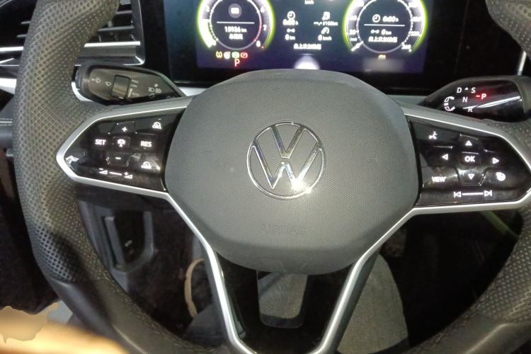 Used Volkswagen Passat 2025 Pro 380TSI Dragon Supreme Edition Steering Wheel