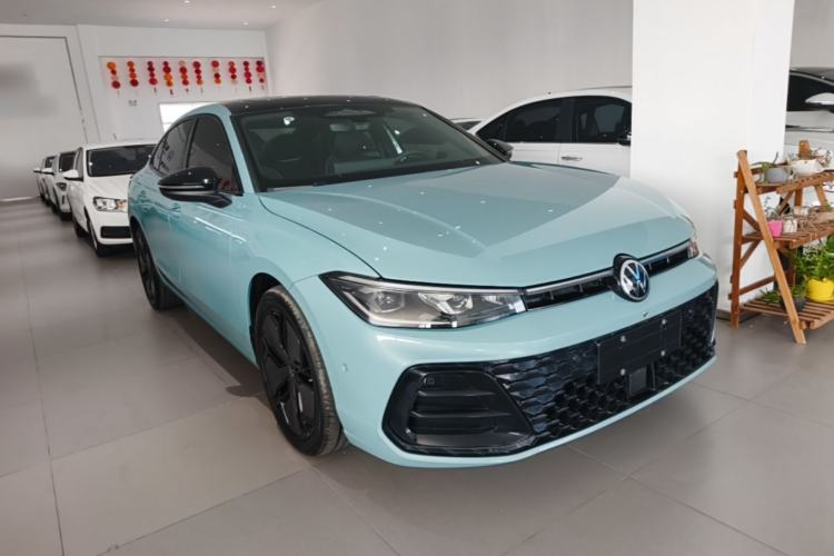 Used Volkswagen Passat 2025 Pro 380TSI Starry Dragon Luxury Edition Front Right 45 Deg