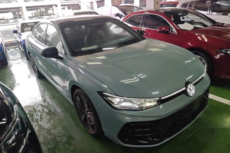 Used Volkswagen Passat 2025 Pro 380TSI Starry Dragon Luxury Edition Front Right 45 Deg