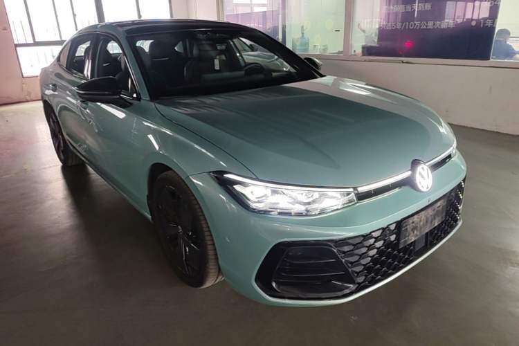 Used Volkswagen Passat 2025 Pro 380TSI Starry Dragon Luxury Edition Front Right 45 Deg