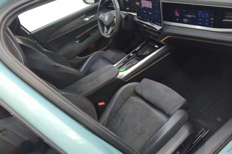 Used Volkswagen Passat 2025 Pro 380TSI Starry Dragon Luxury Edition Right Front Seat