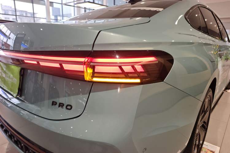 Used Volkswagen Passat 2025 Pro 380TSI Starry Dragon Luxury Edition Right Rear Taillight