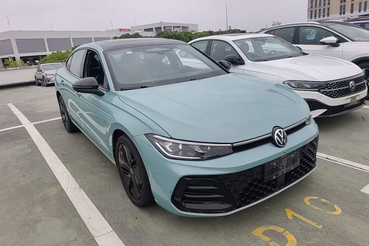 Used Volkswagen Passat 2025 Pro 380TSI Starry Dragon Luxury Edition Front Right 45 Deg