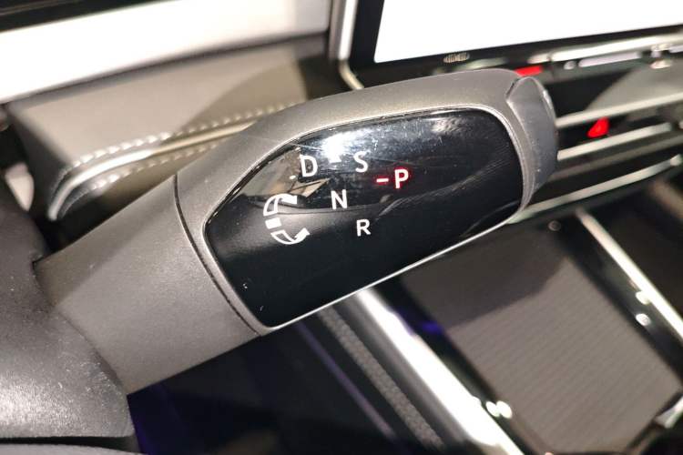 Used Volkswagen Passat 2025 Pro 380TSI Dragon Supreme Edition Gear Lever