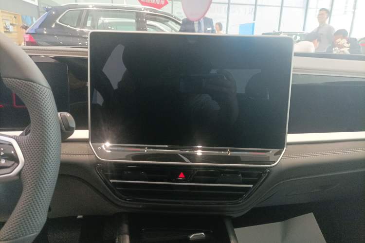 Used Volkswagen Passat 2025 Pro 380TSI Dragon Supreme Edition Audio And AC Panel