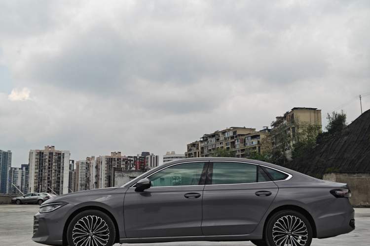 Used Volkswagen Passat 2025 Pro 380TSI Dragon Supreme Edition Exterior 4