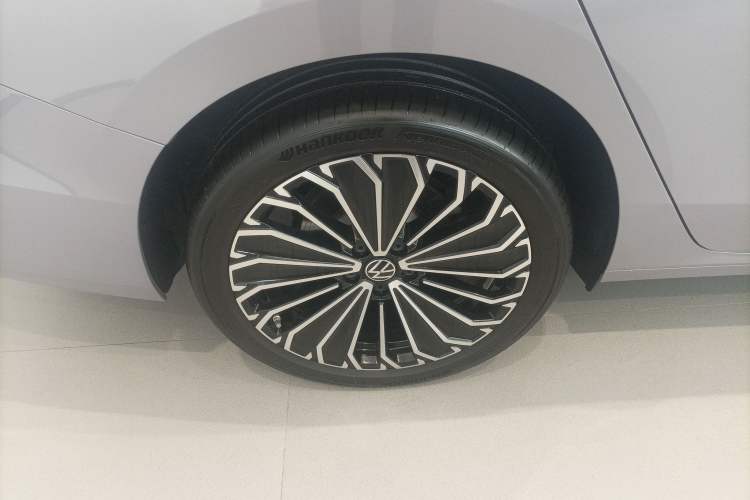 Used Volkswagen Passat 2025 Pro 380TSI Dragon Supreme Edition Exterior 5