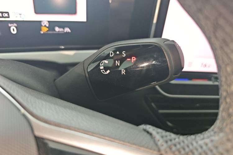 Used Volkswagen Passat 2025 Pro 380TSI Dragon Supreme Edition Gear Lever