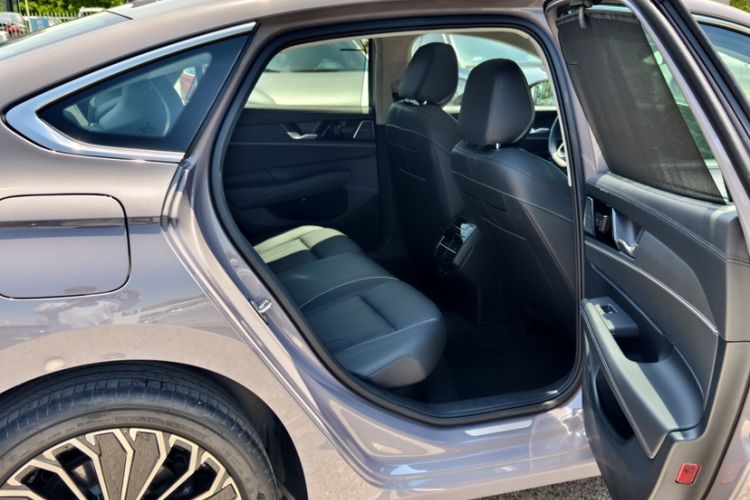 Used Volkswagen Passat 2025 Pro 380TSI Dragon Supreme Edition Interior 4
