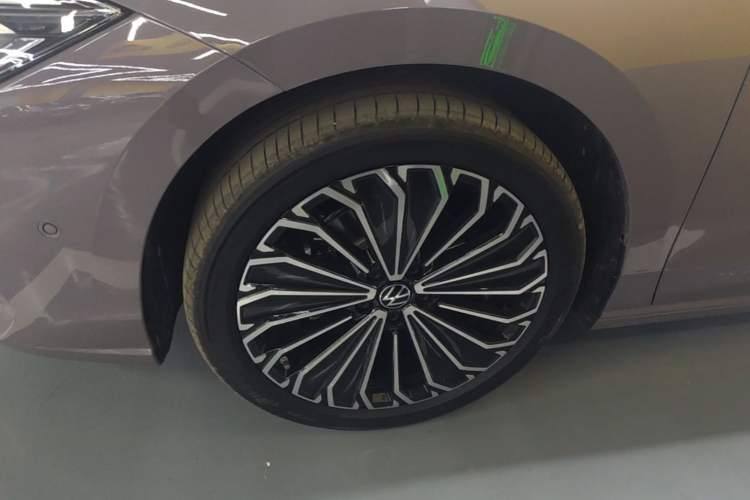 Used Volkswagen Passat 2025 Pro 380TSI Dragon Supreme Edition Left Front Wheel Hub