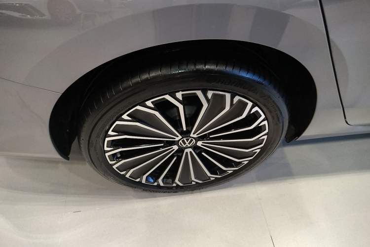Used Volkswagen Passat 2025 Pro 380TSI Dragon Supreme Edition Right Rear Wheel Hub