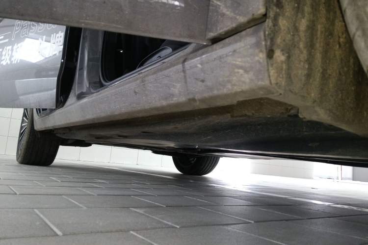 Used Volkswagen Passat 2025 Pro 380TSI Dragon Supreme Edition Right Side Sill