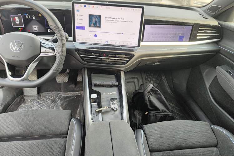 Used Volkswagen Passat 2025 Pro 380TSI Starry Dragon Luxury Edition Audio And AC Panel