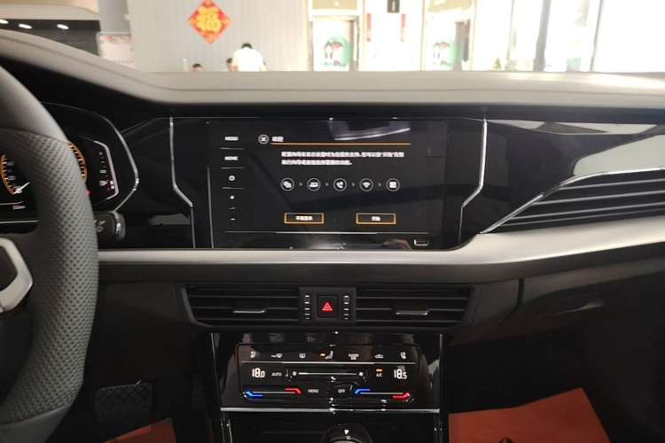 Used Volkswagen Passat 2026 Model, Outstanding 380TSI Longteng Edition Audio And AC Panel