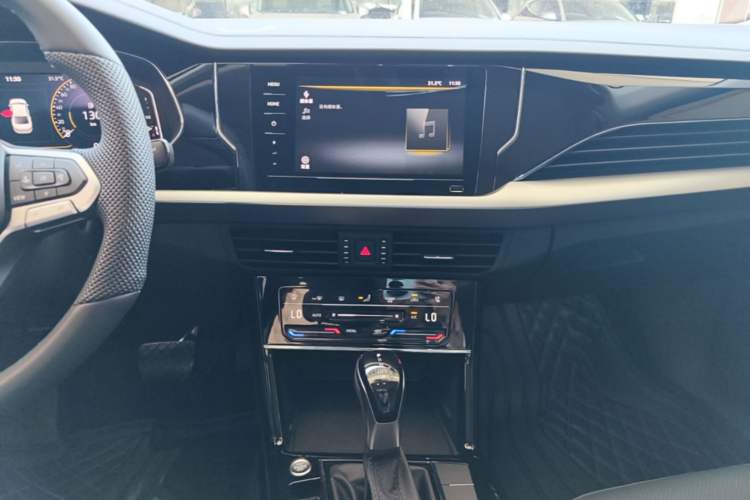 Used Volkswagen Passat 2026 Model, Outstanding 380TSI Xingkong Longteng Edition Audio And AC Panel